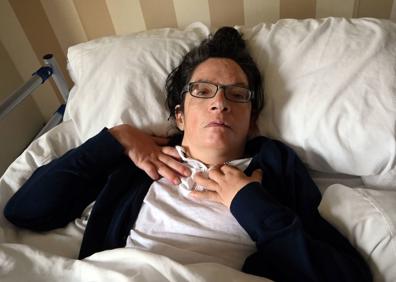 Imagen secundaria 1 - Isa, en silla de ruedas, junto a su hermana Sandra. Abajo a la derecha, una imagen anterior al suceso.