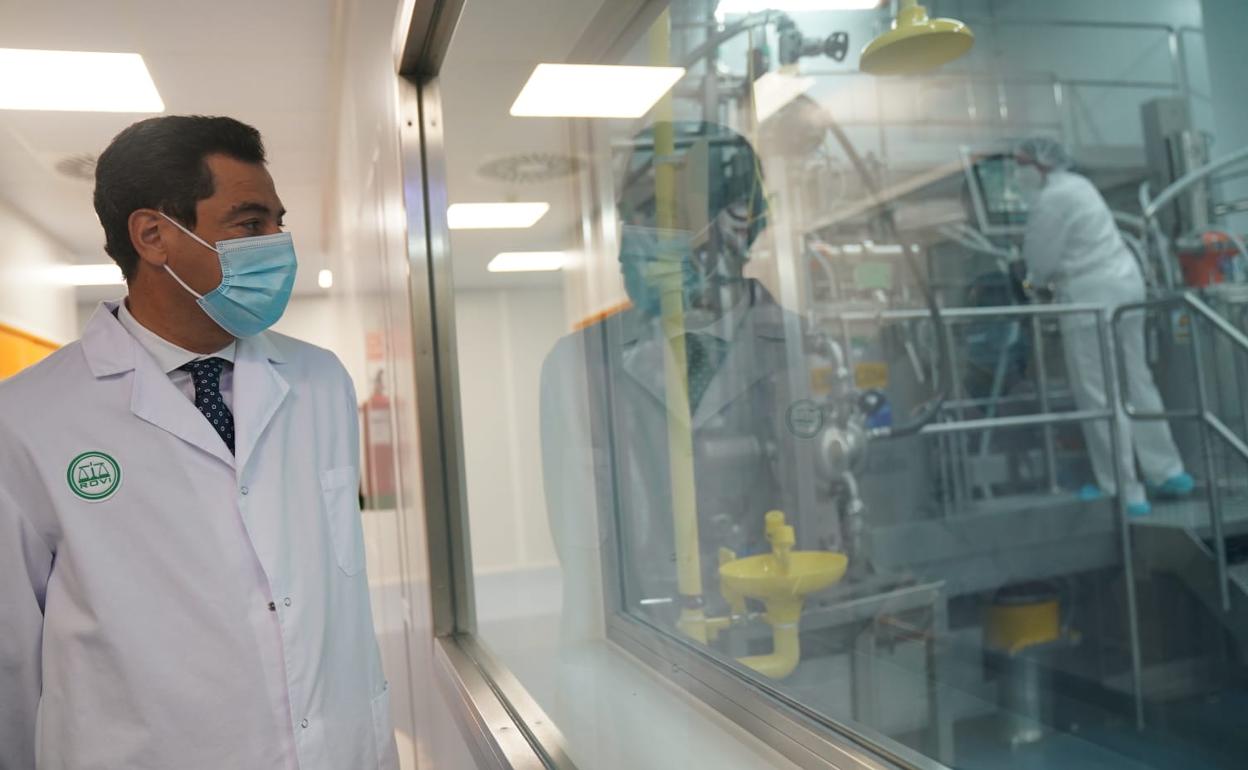 Juanma Moreno, durante su visita a los Laboratorios Rovi, en Granada.