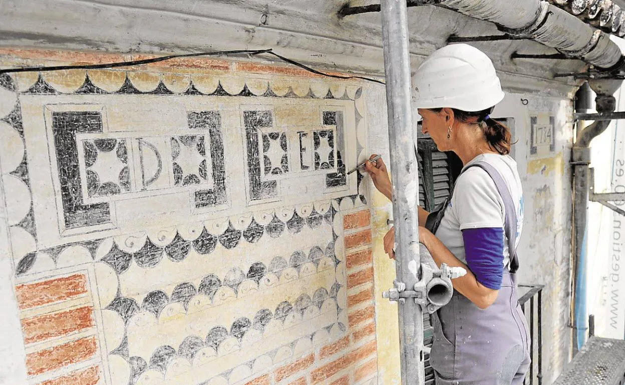 Decoración del siglo XVIII rescatada en un edificio de la calle Carretería. 