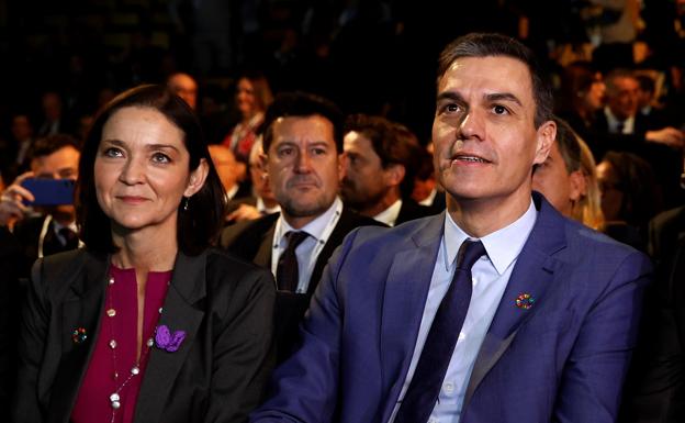 El presidente del Gobierno, Pedro Sánchez, y la ministra de Industria, Comercio y Turismo, Reyes Maroto 