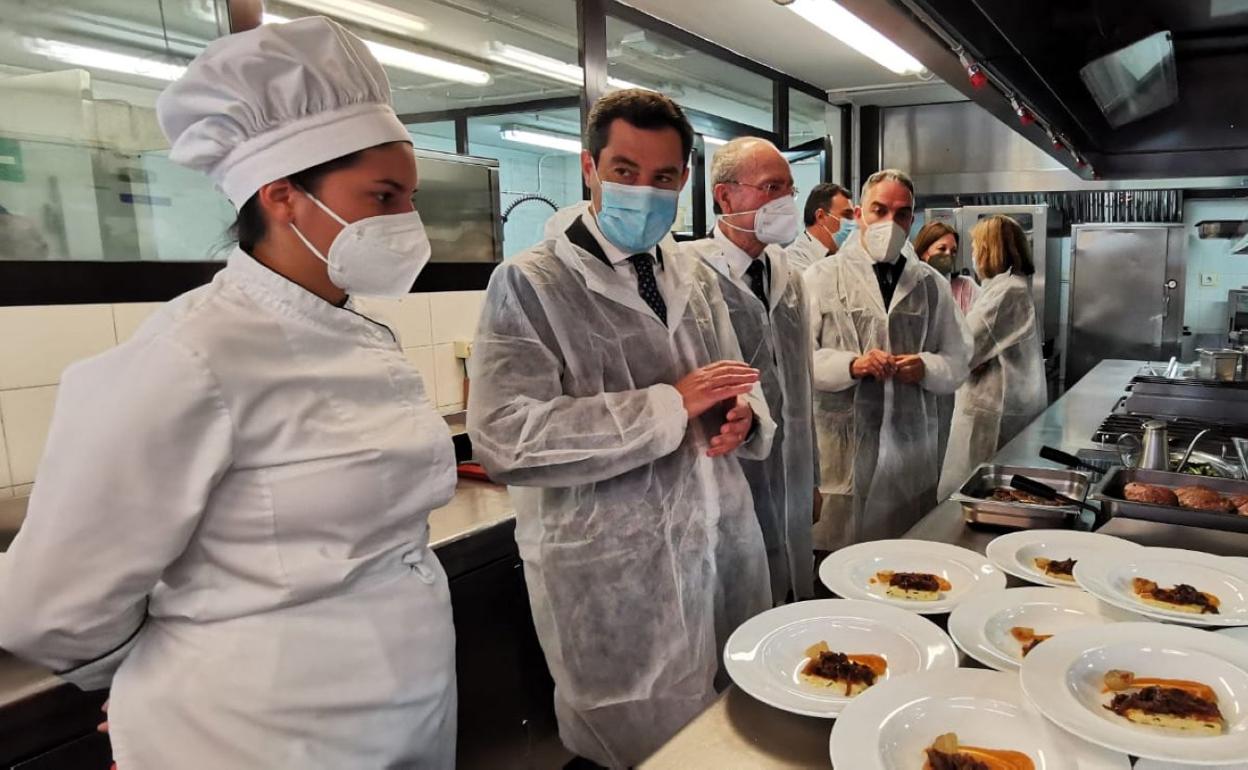 Juanma Moreno, Elías Bendodo, Francisco de la Torre y Patricia Navarro visitaron ayer las instalaciones de La Cónsula. 