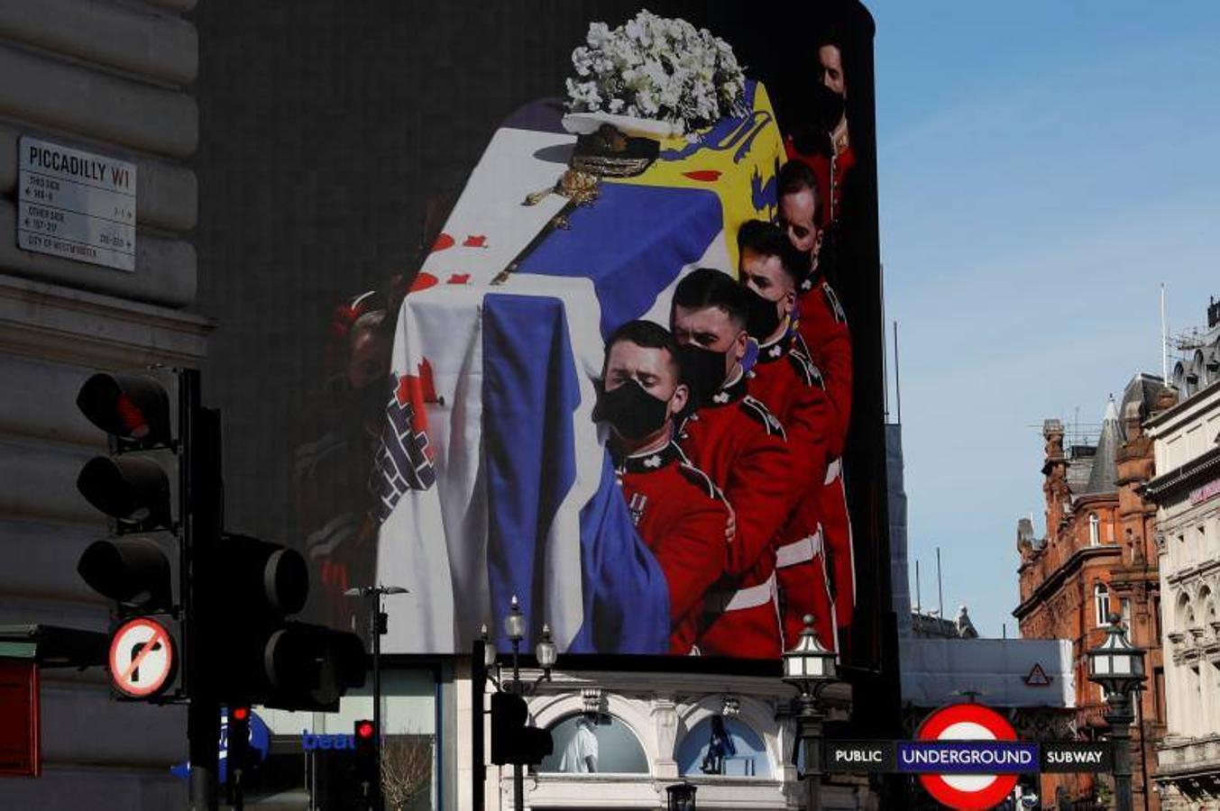 Una pantalla de Piccadilly Circus, en Londres, retransmite el funeral.
