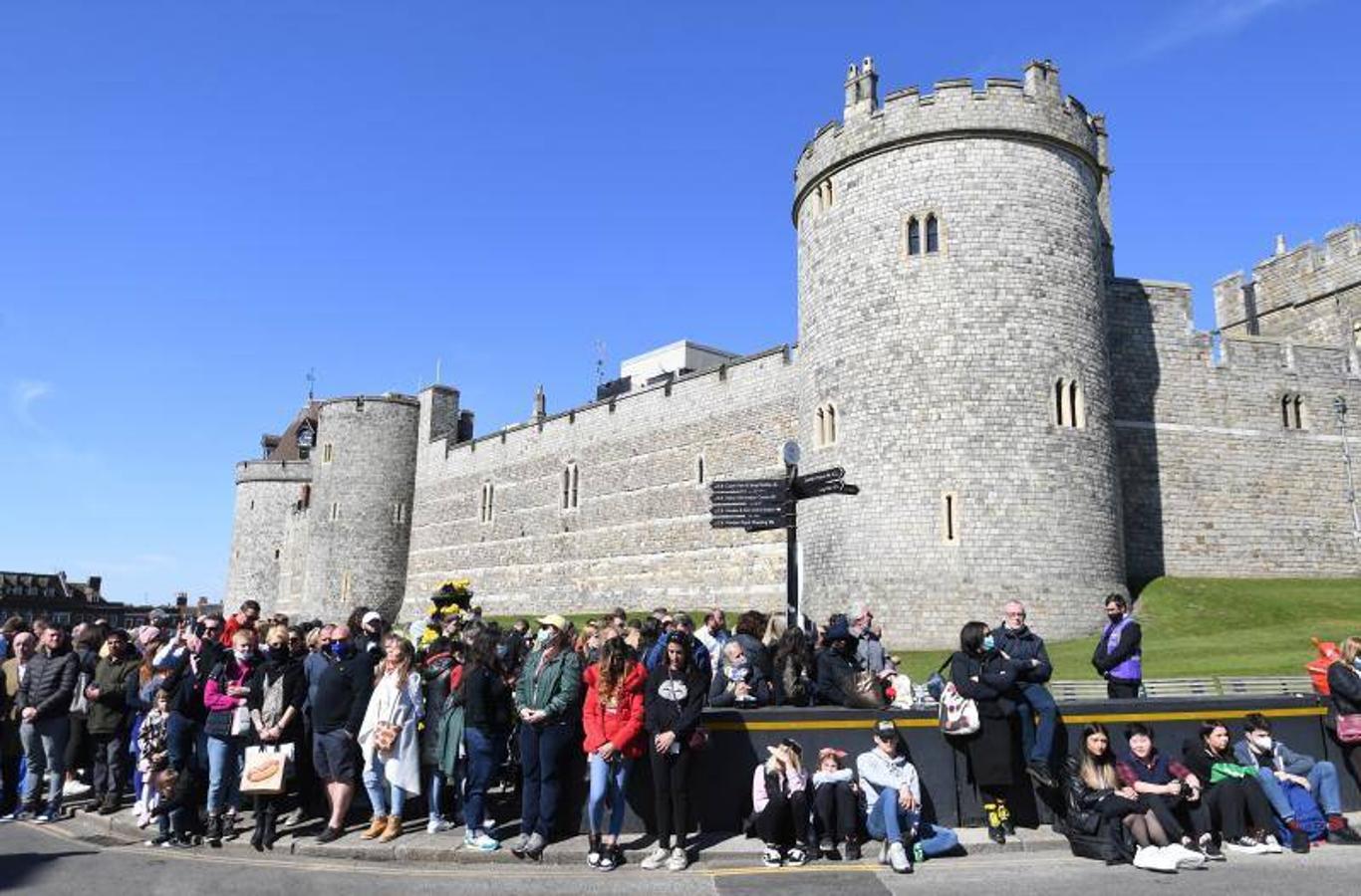 Multitud de personas se agolpan a las puertas del Castillo de Windsor.