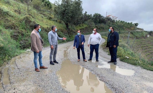 Ediles y cargos socialistas, en el Camino de Cornisa de la Axarquía. 