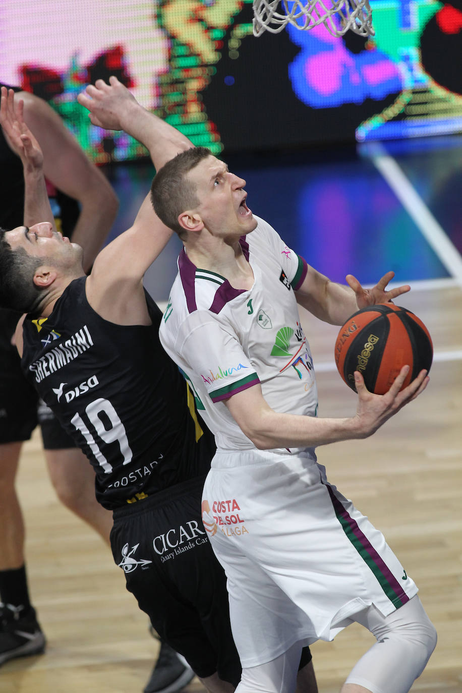 Derrota del Unicaja en Tenerife (79-61). 