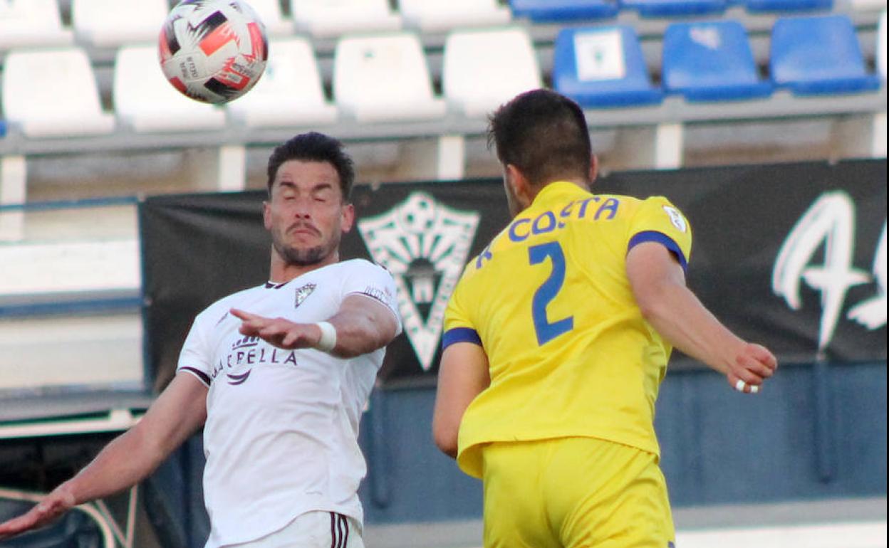 Chumbi salta con Robert Costa durante el choque de este domingo. 