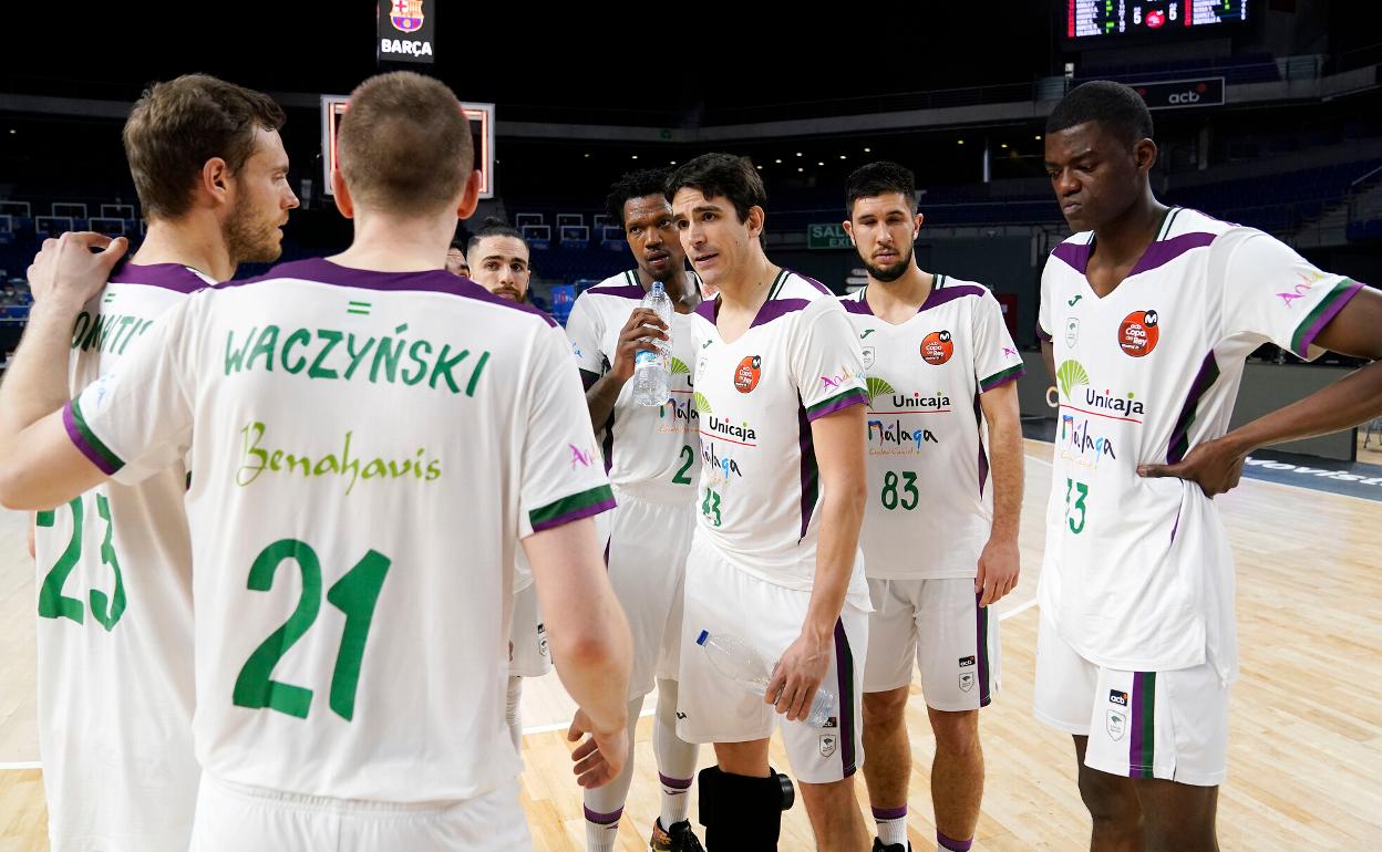 Los jugadores del Unicaja hacen piña tras la eliminación en la Copa ante el Barcelona. 