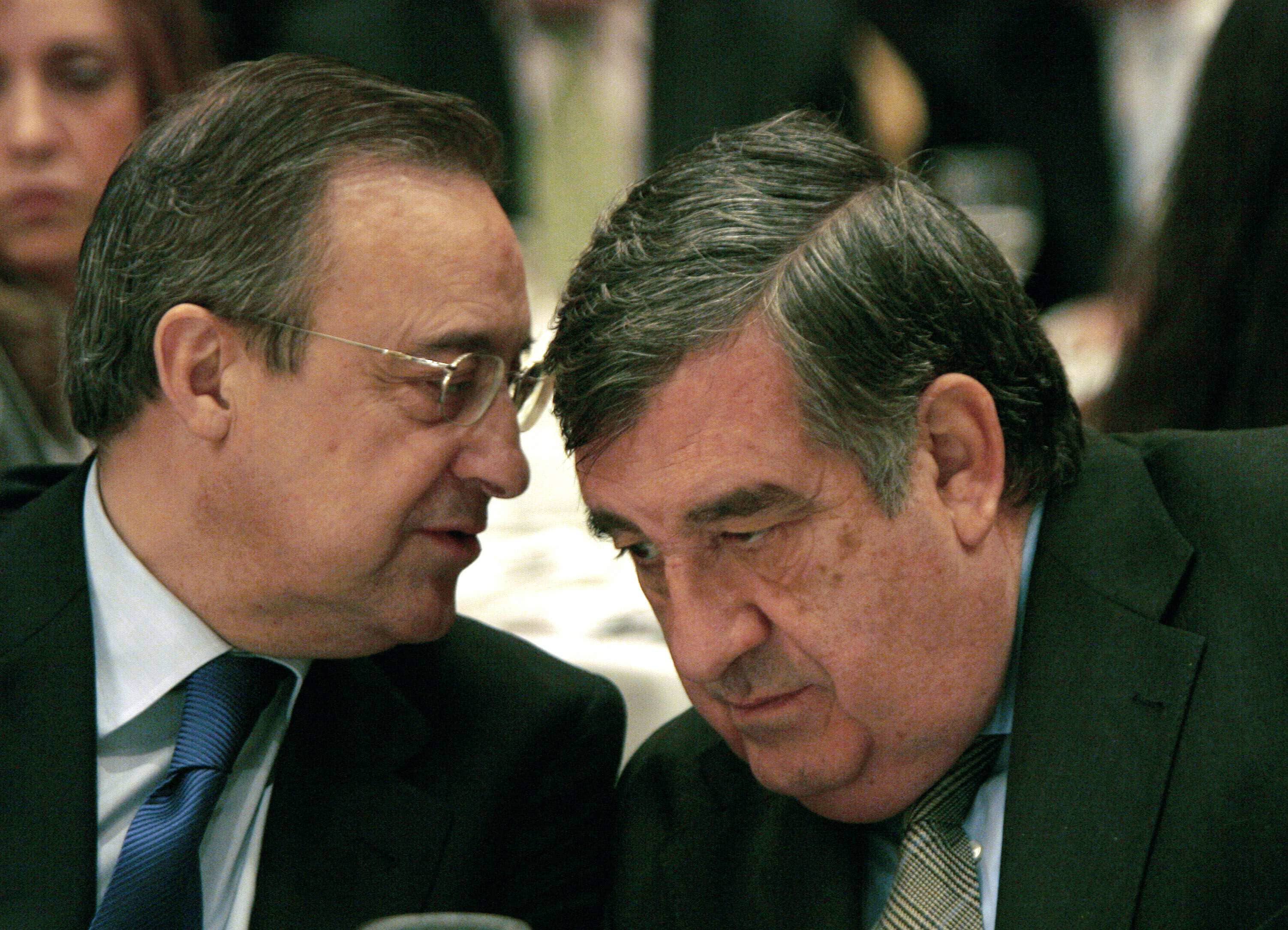 El presidente del Real Madrid, Florentino Pérez (i), habla junto a Pedro López Jiménez, en un evento celebrado en 2008.