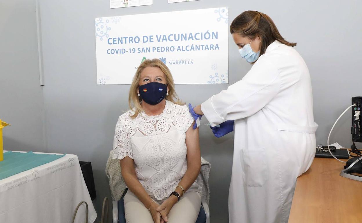 Ángeles Muñoz, recibiendo la primera dosis de la vacuna en el día de hoy. 