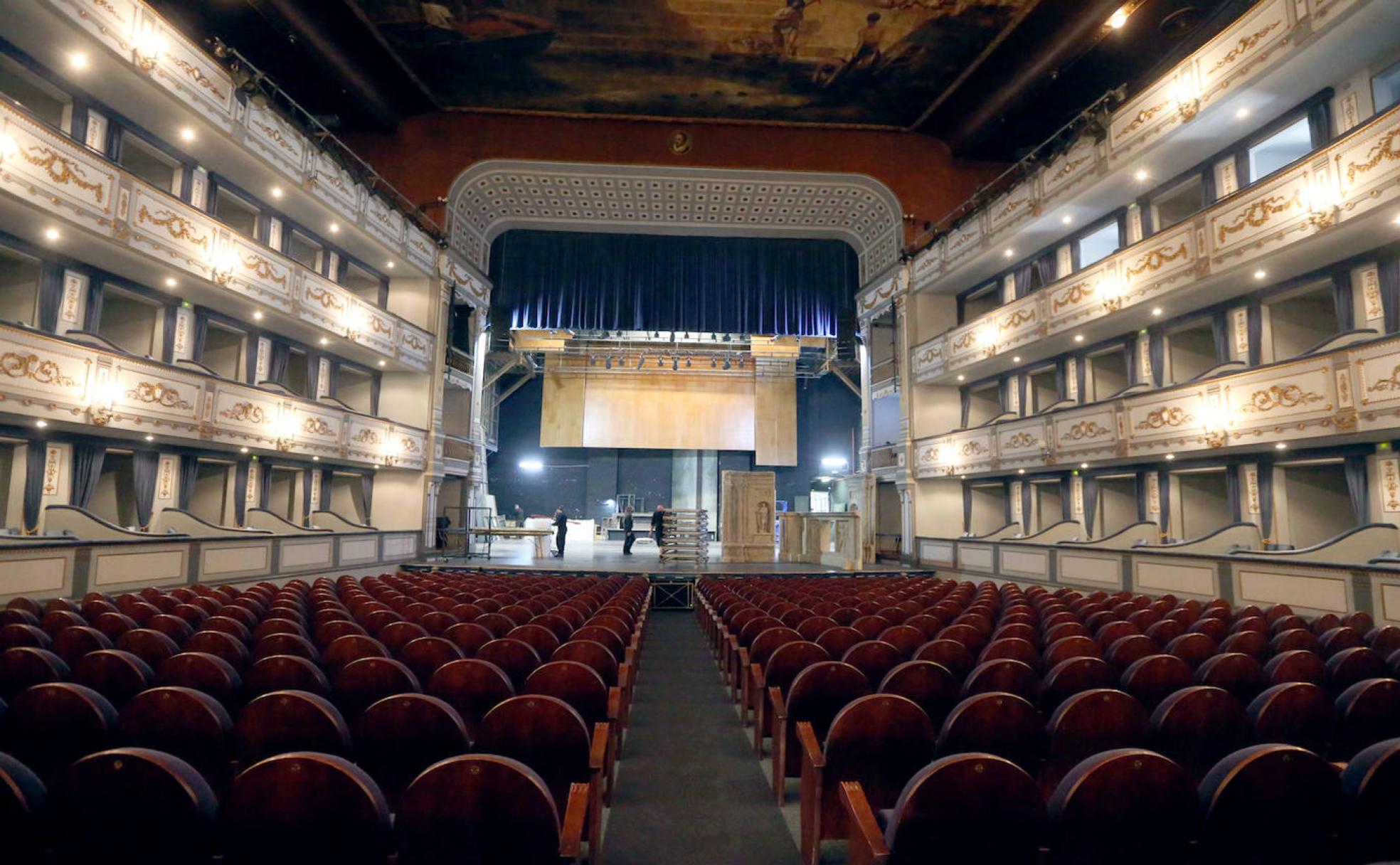 Los operarios desmontan el escenario de 'El barbero de Sevilla' que iba a escenificarse en el Teatro Cervantes. 