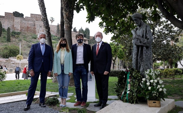 Benzaquén, Verbeke, Reina y De la Torre, durante la ofrenda floral a Ibn Gabirol. 