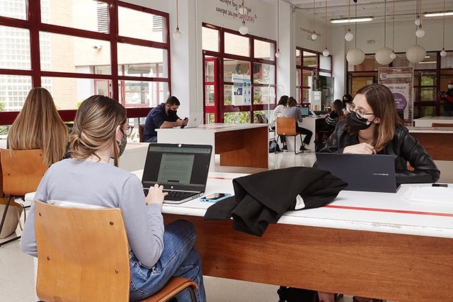 Estudiantes en la Facultad de Ciencias de la Comunicación de la Universidad de Málaga. 