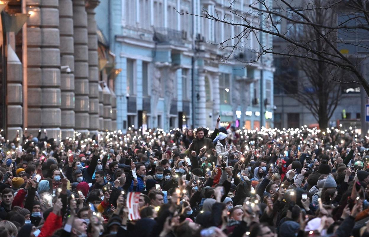 Cientos de personas se manifestaron anoche en Moscú en apoyo al encarcelado líder opositor ruso Alexéi Navalni. K. Kudryavtsev / afp