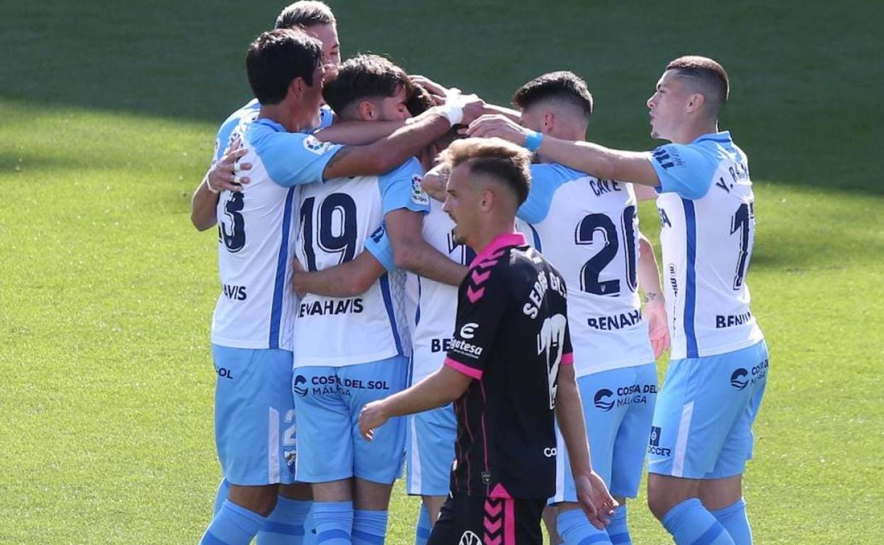 Los malaguistas celebran un gol reciente ante el Tenerife, en plena escalada. 