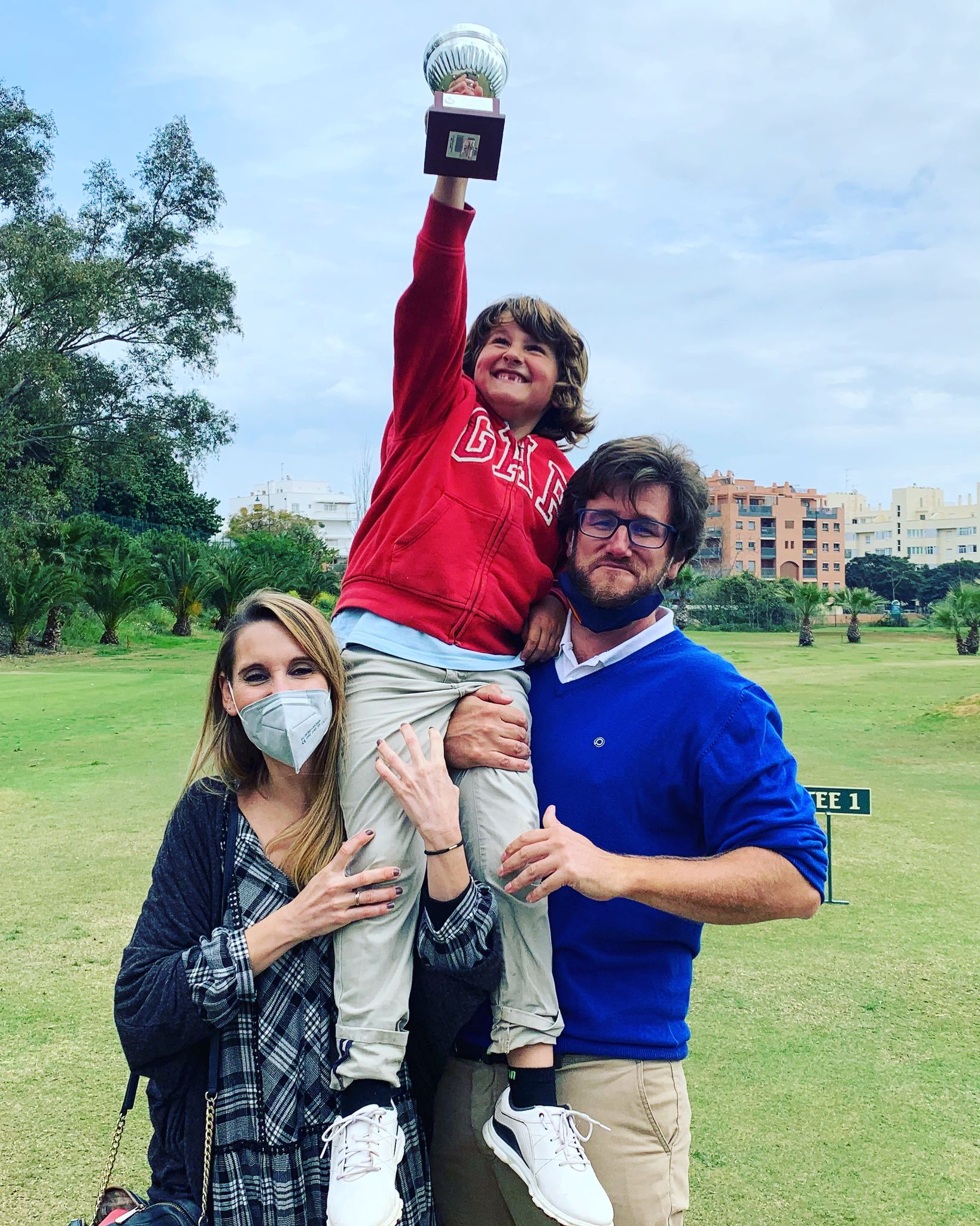 Diego Gross celebra uno de sus trofeos aupado por sus padres. 