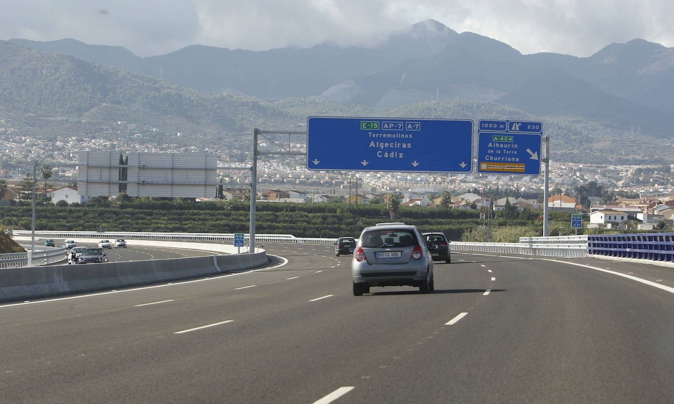 Vehículos en la Hiperronda de la capital, a la altura de Alhaurín de la Torre. 