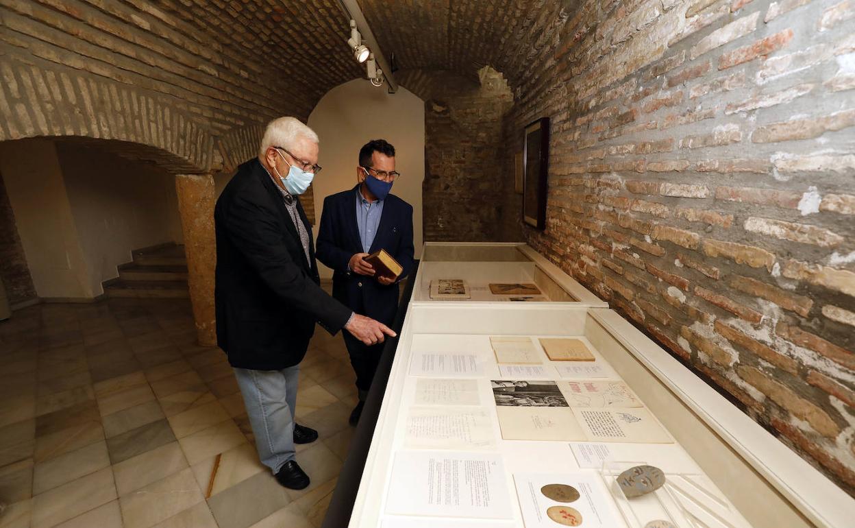 Borrachero y Abrines visitando la exposición. 