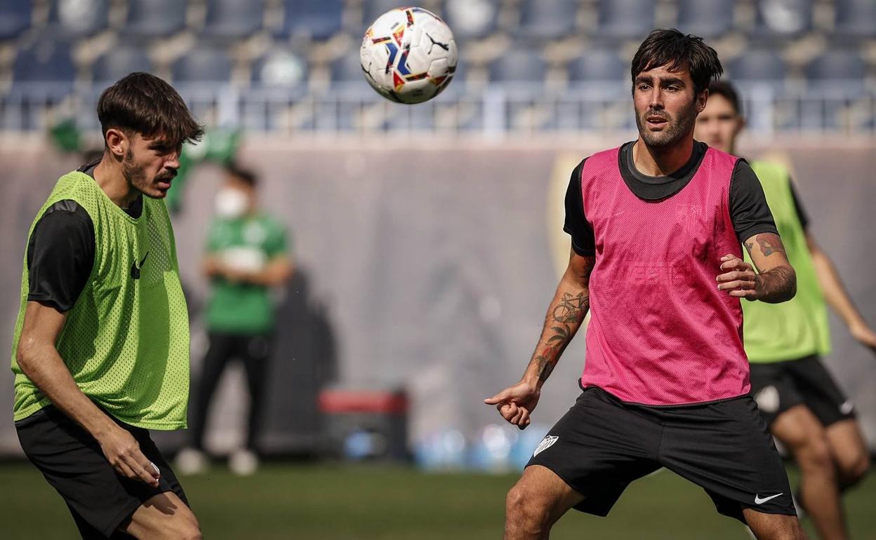 Escassi, recuperado a tiempo para participar ante el Fuenlabrada, en un entrenamiento de esta semana junto a Jozabed. 