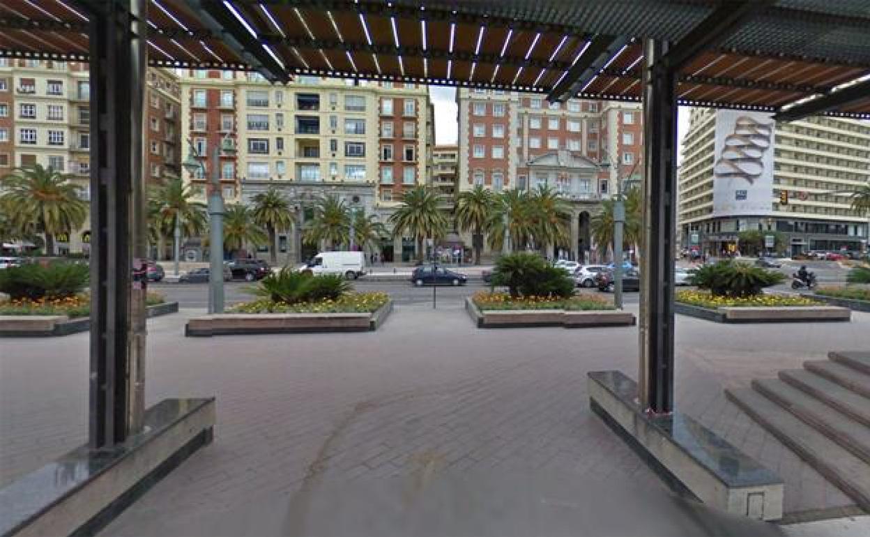 Policías salvan a un hombre de morir desangrado en la plaza de la Marina