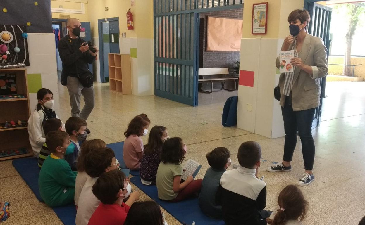Un libro para acercar la realidad del autismo a los más pequeños de Alhaurín de la Torre