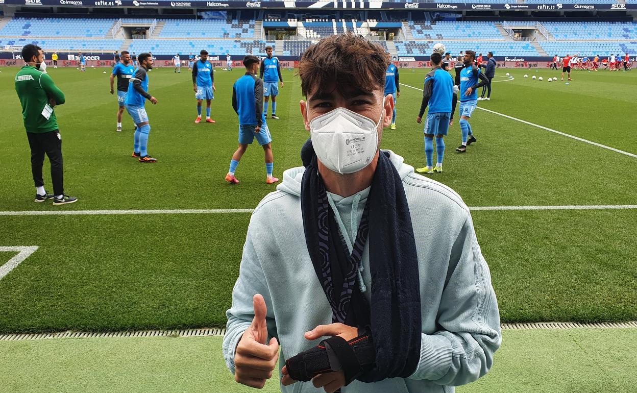 El jugador del Málaga, Jozabed Sánchez, posa con cabestrillo en La Rosaleda durante el calentamiento del partido frente al Fuenlabrada.