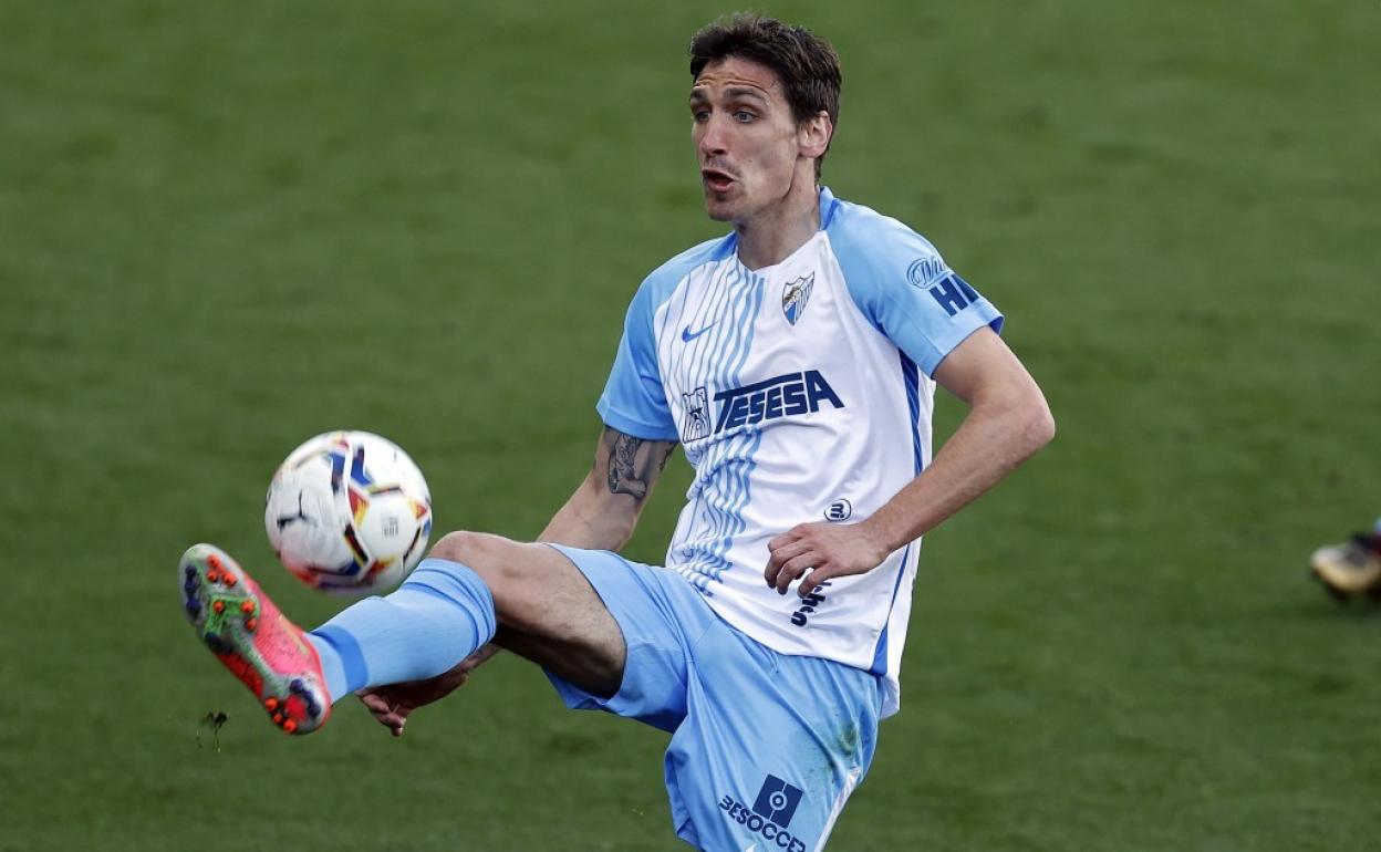El delantero del Málaga, Stefan Scepovic, durante el partido frente al Tenerife esta temporada en La Rosaleda.