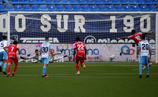 Un penalti polémico y un juego inoperante llevan al Málaga a la derrota