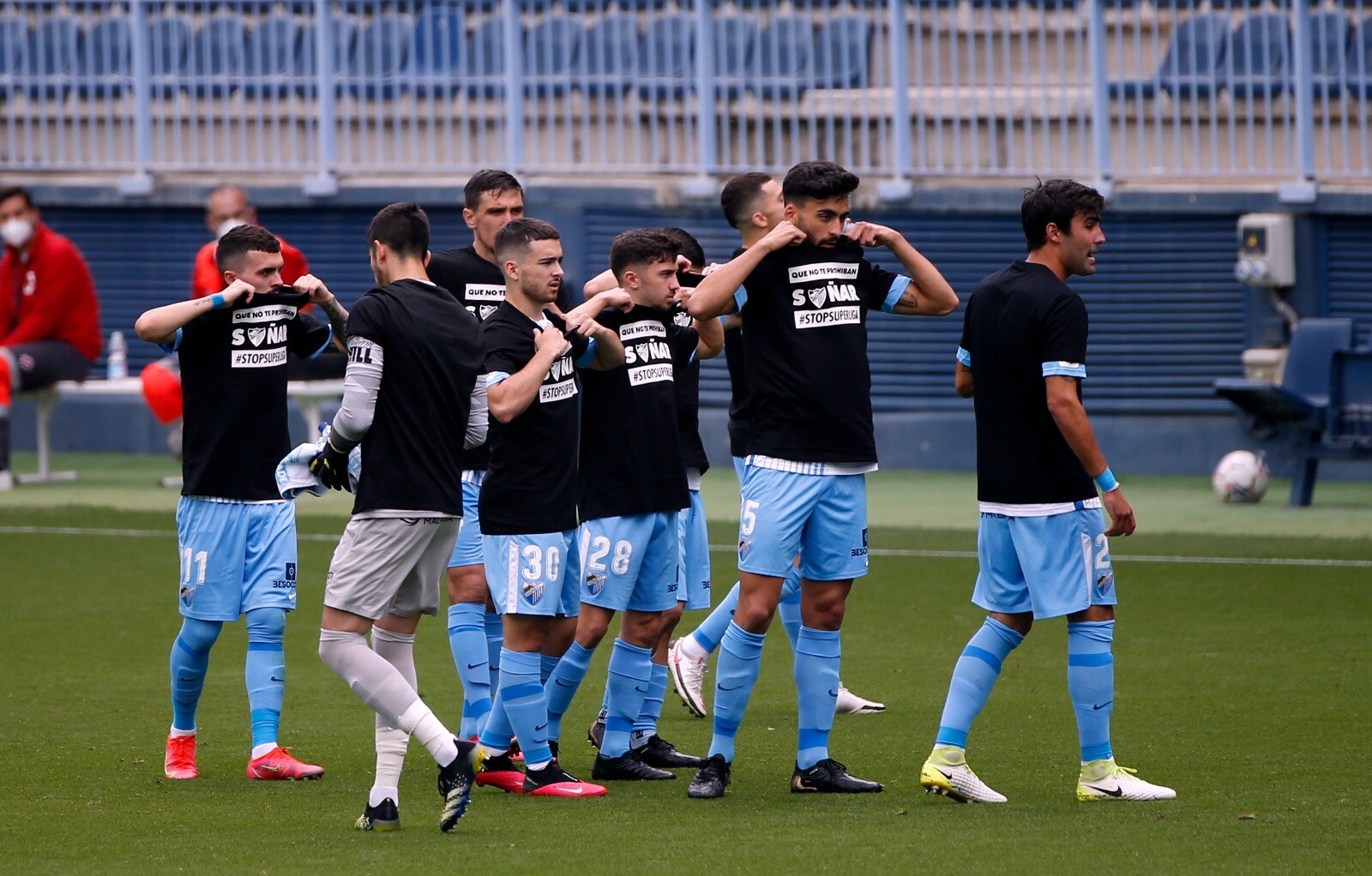 Un penalti polémico y un juego inoperante llevan al Málaga a la derrota