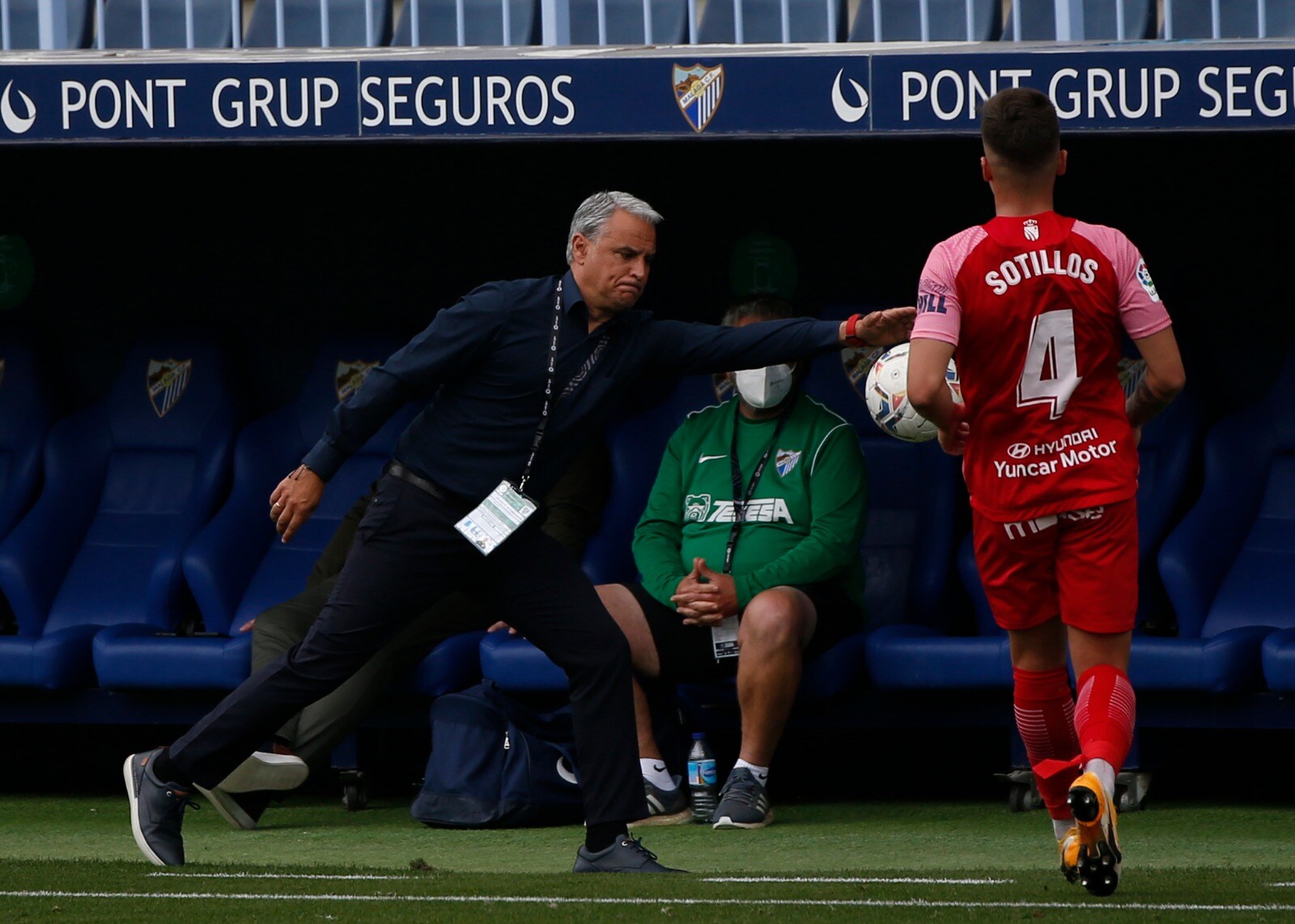 Un penalti polémico y un juego inoperante llevan al Málaga a la derrota