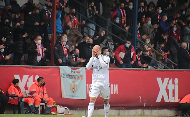 El capitán del Marbella, Añón, se desespera ante la marcha del partido.