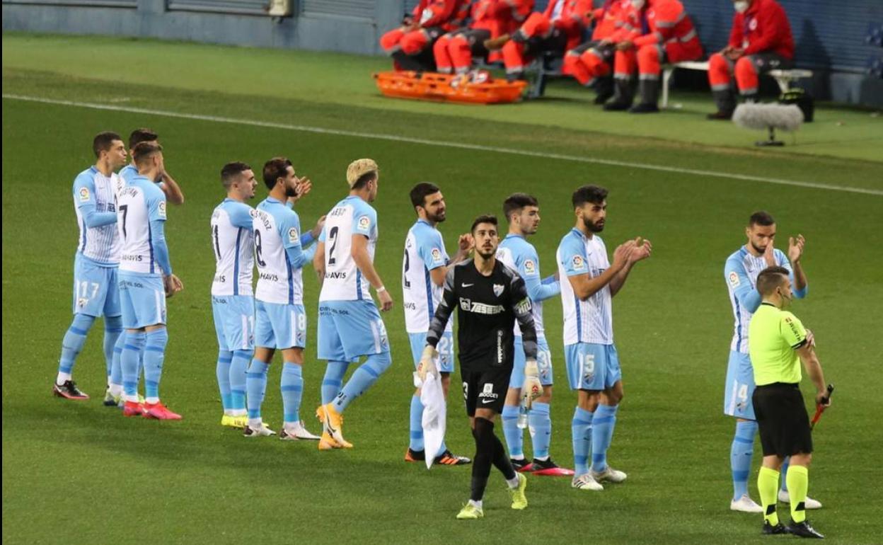 Los jugadores del Málaga, tras saltar al campo frente a la Ponferradina en La Rosaleda. 