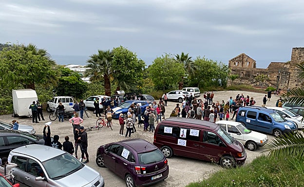 Imagen principal - Tres imágenes de la concentración de protesta que ha tenido lugar este domingo en Maro. 