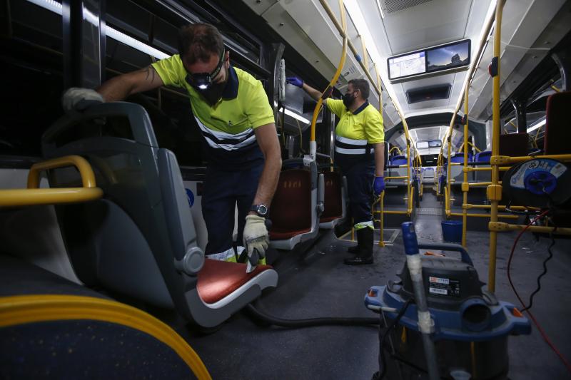 Las instalaciones centrales de la EMT en el Camino San Rafael acogen una flota de 260 autobuses. Cuando entra la noche comienza un trabajo meticuloso para que todos puedan salir a la mañana siguiente. Una mirada al corazón del transporte público