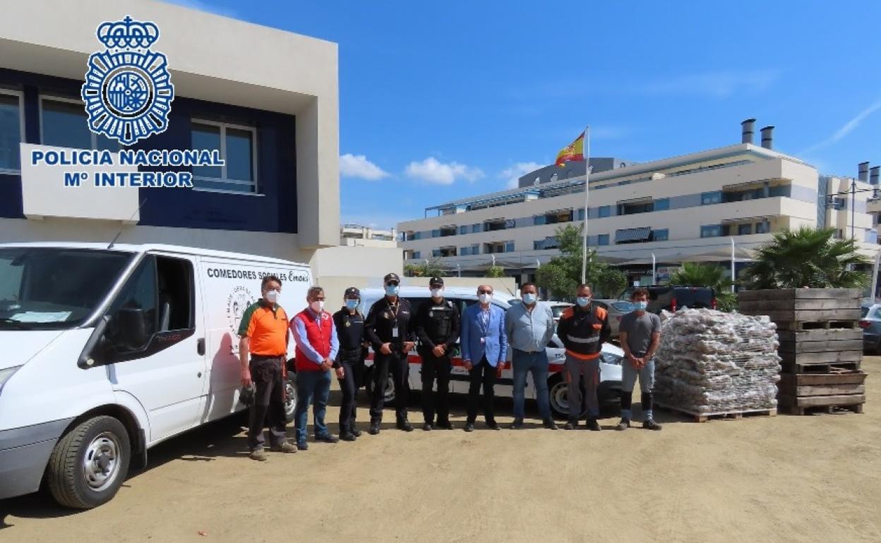 Responsables policiales, en la entrega de la mercancía a las asociaciones. 