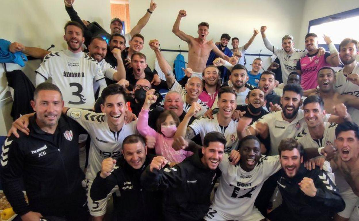 Los jugadores del Vélez celebran el ascenso en el vestuario. 