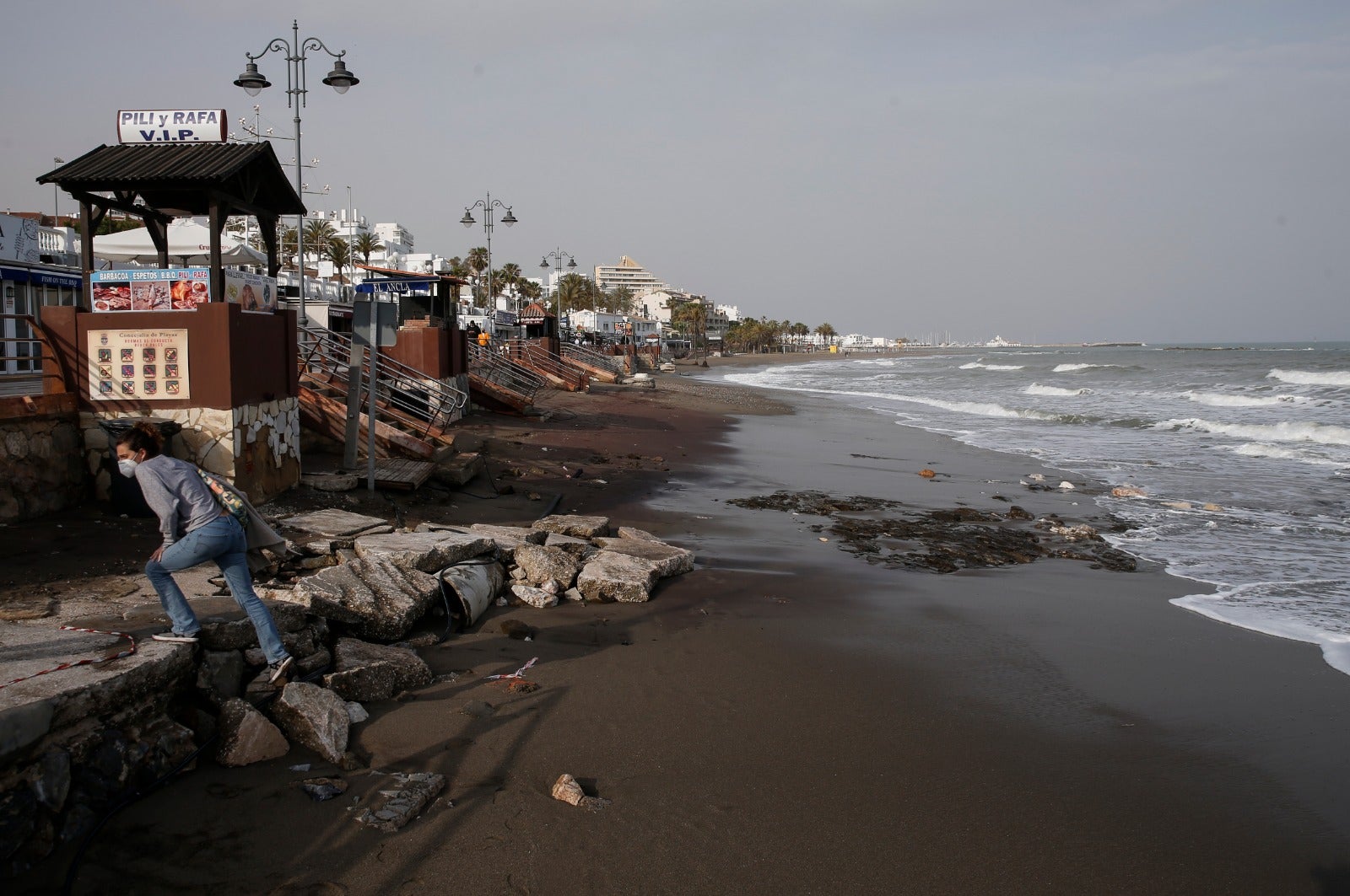 El temporal de levante se ha comido la arena en varios puntos del litoral. 