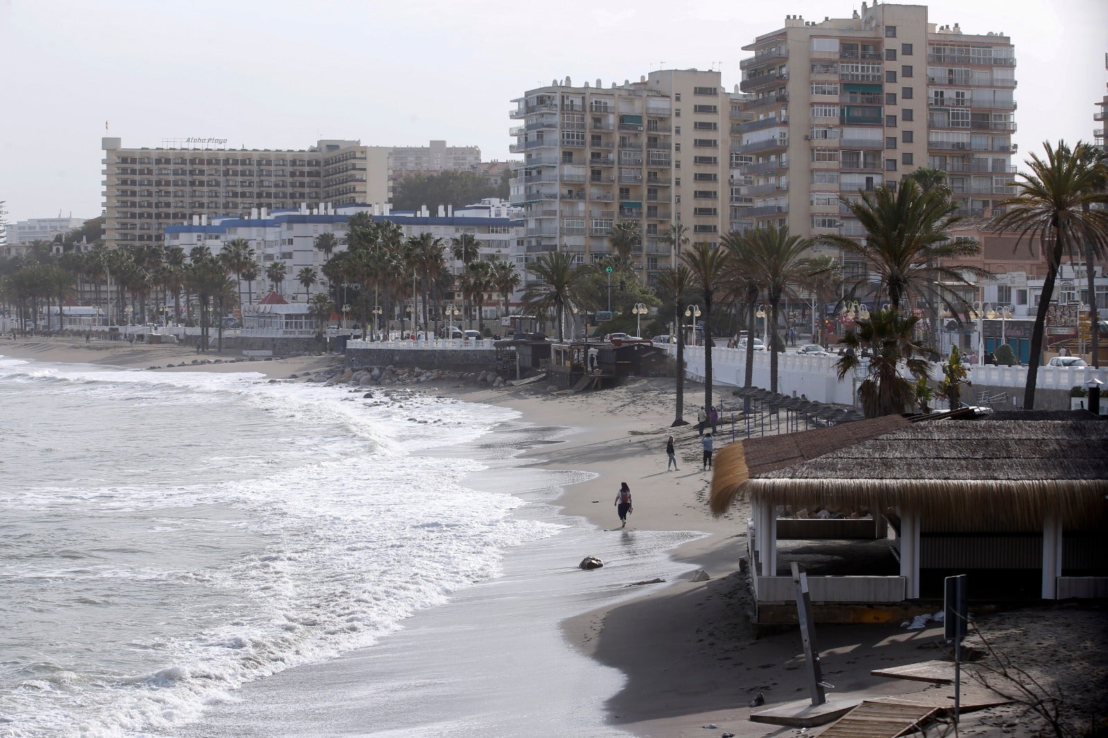 El temporal de levante se ha comido la arena en varios puntos del litoral. 