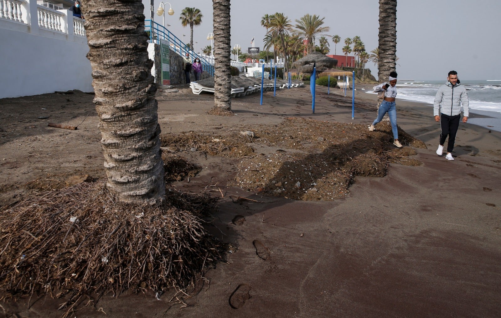 El temporal de levante se ha comido la arena en varios puntos del litoral. 