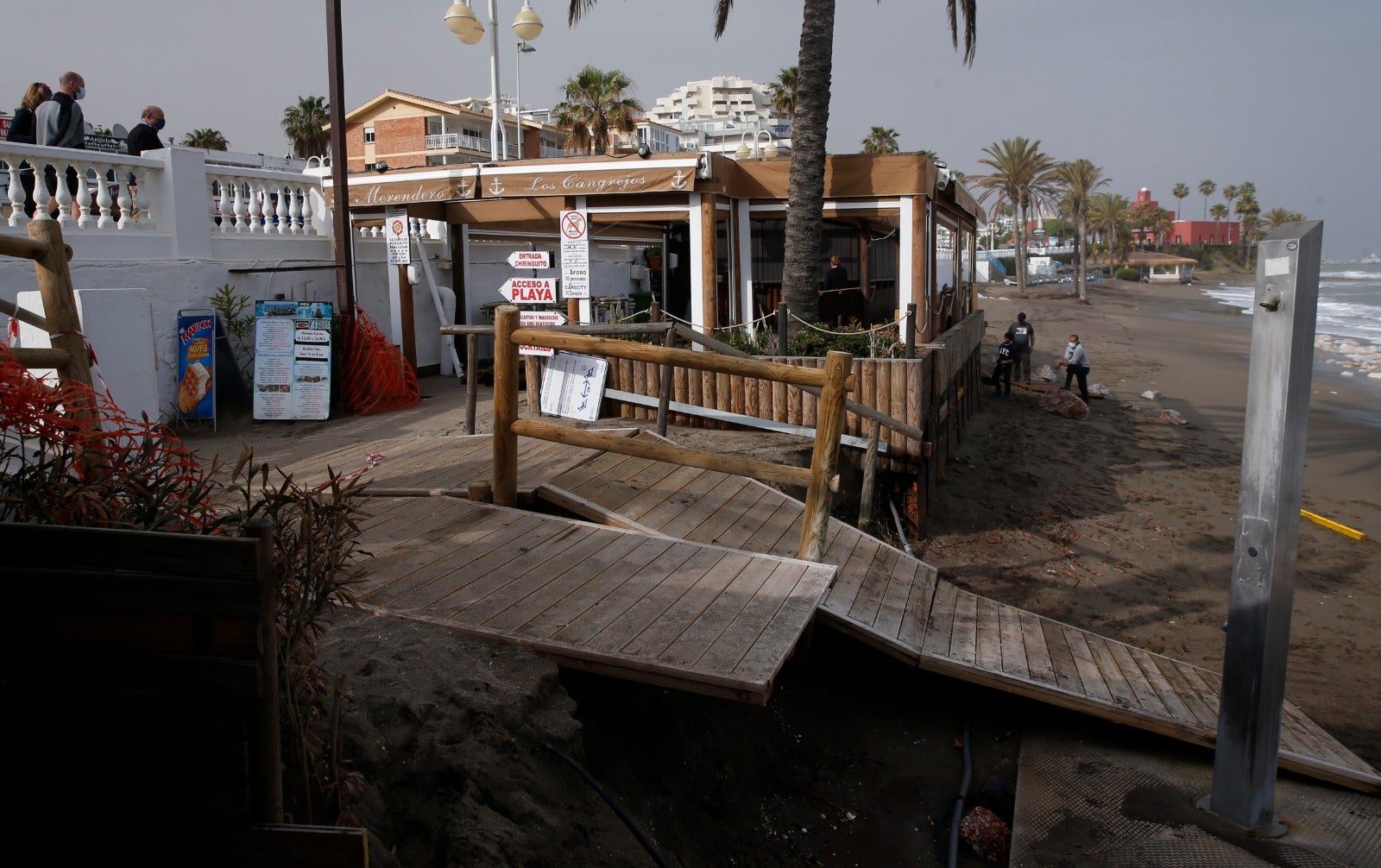 El temporal de levante se ha comido la arena en varios puntos del litoral. 