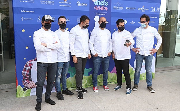 Imagen principal - Arriba, todos los estrellas Michelin malagueños. Abajo, a la izquierda, Mario Cachinero, orientando a los pequeños. A la derecha, fin de fiesta con globos, regalos y diplomas.