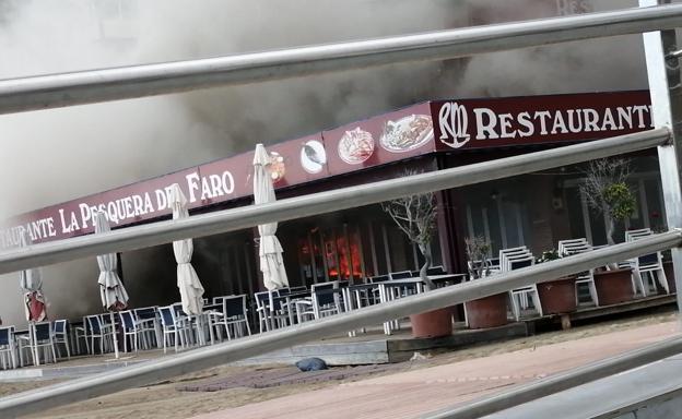 Un incendio originado en una pecera de marisco calcina parte del restaurante La Pesquera en Marbella