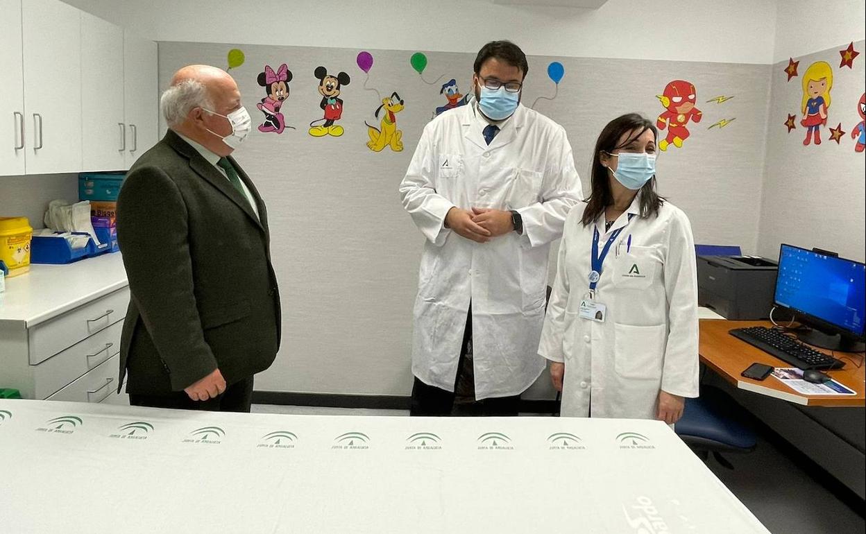 Visita del Consejero de Salud al hospital de día. 