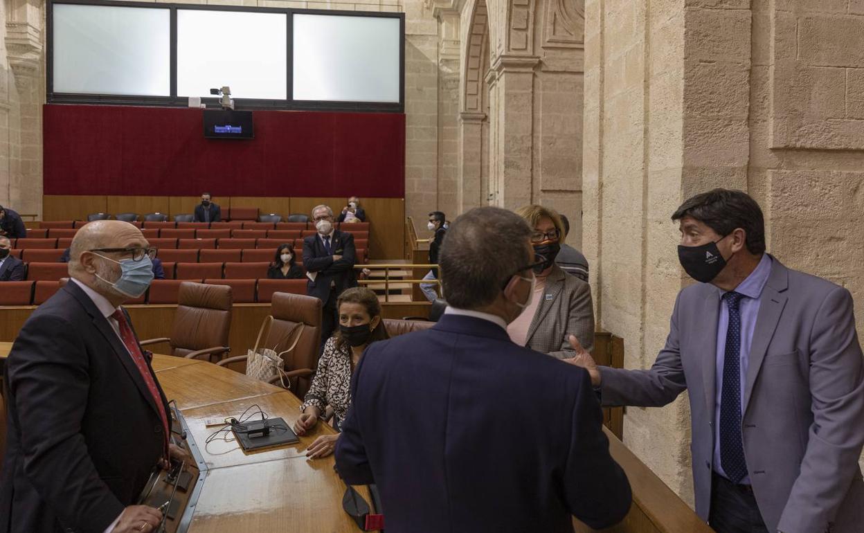 El vicepresidente, Juan Marín (Cs), conversa con parlamentarios de Vox ayer en el Parlamento.