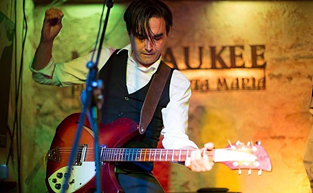 Imagen principal - Conde, junto a la portada de su nuevo disco, 'La canción del río'.