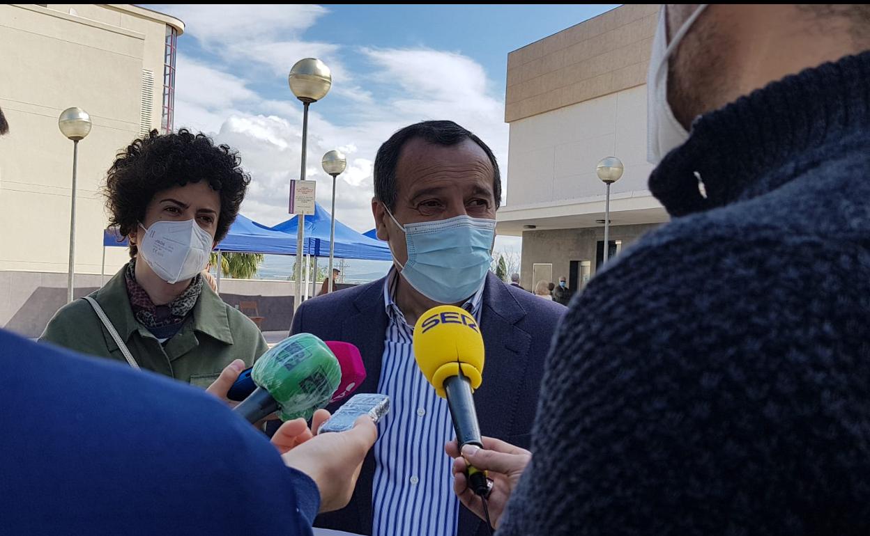 Ruiz Epejo atendiendo esta mañana a la prensa en el centro de salud de Antequera.