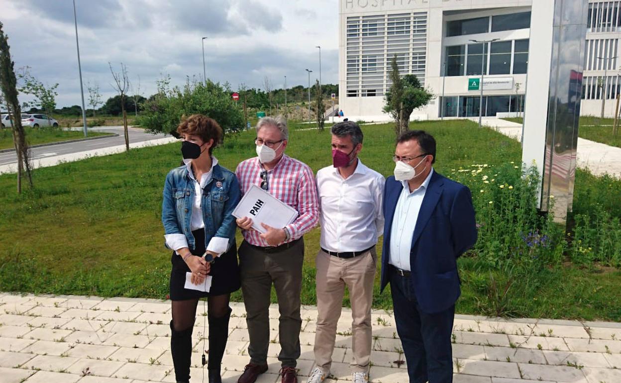 Los representantes del PSOE, junto al presidente de la plataforma por la apertura íntegra del hospital. 