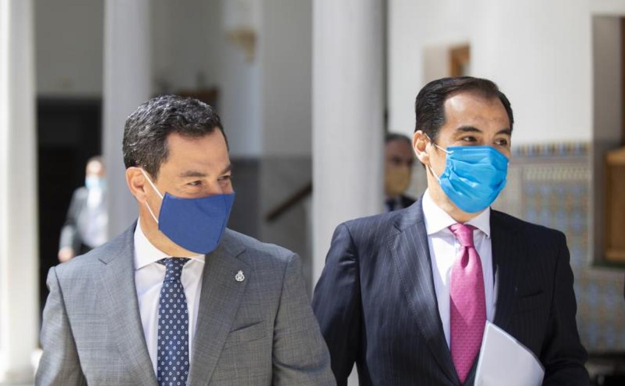 El presidente andaluz, Juanma Moreno, y el portavoz parlamentario del PP, José Antonio NIeto. 