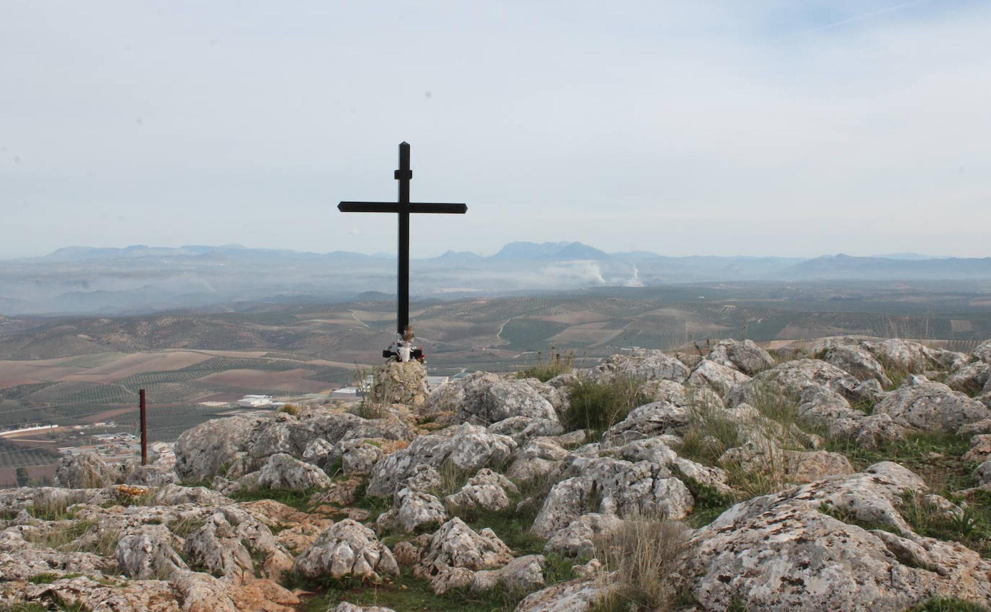 Cruz en la sierra de la Camorra (Alameda).