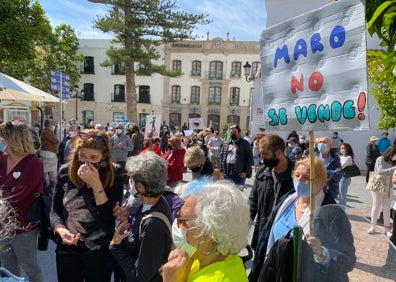 Imagen secundaria 1 - Tres imágenes de la protesta que ha tenido lugar este jueves junto al Ayuntamiento nerjeño. 