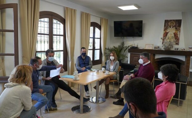 Imagen de la reunión del alcalde y ediles del PP con los empresarios de Maro. 